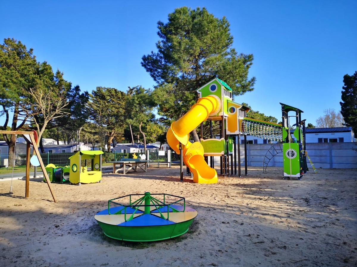 Camping Le Clos Des Pins Saint-Hilaire-de-Riez Exterior foto