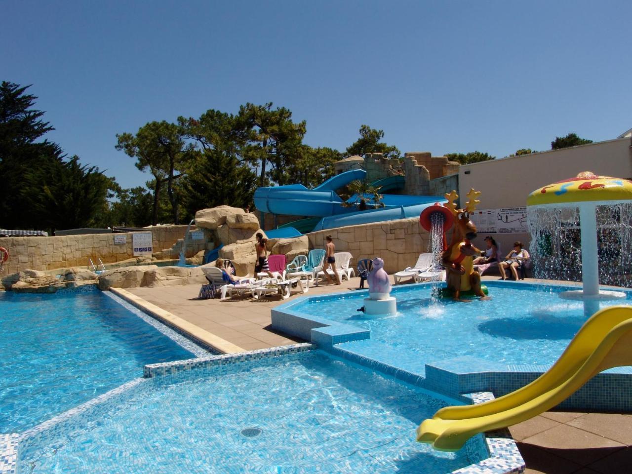 Camping Le Clos Des Pins Saint-Hilaire-de-Riez Exterior foto