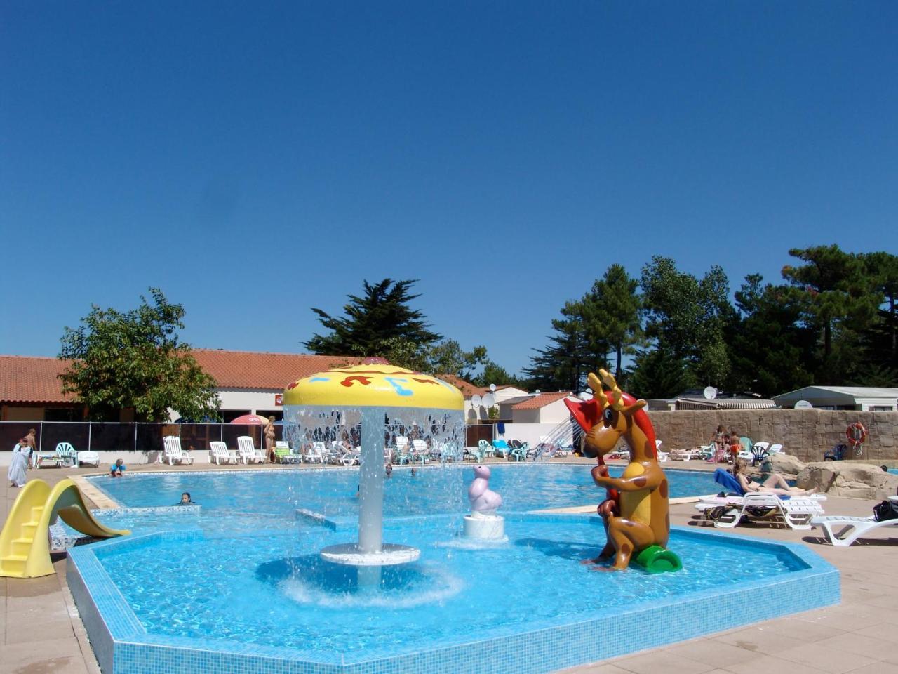 Camping Le Clos Des Pins Saint-Hilaire-de-Riez Exterior foto